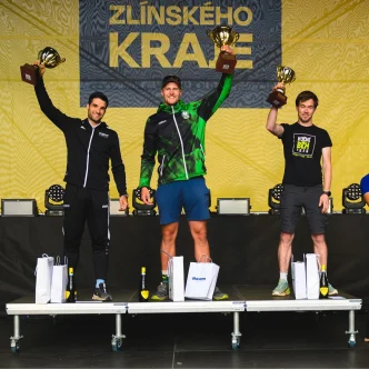 Předání šeku JEDU NA DŘEŇ a vyhlášení ZÁVODU HASIČŮ V BĚHU DO SCHODŮ